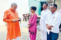 सलीमपुर के विकास कार्यों को लेकर सरपंच ने सांसद को सौंपा मांग पत्र