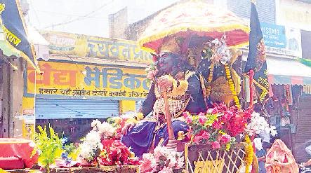 'हे सूर्यपुत्र, हे शनिदेव हम आए द्वार तिहारे पूर्ण करो काज हमारे' गीत से गुणगान