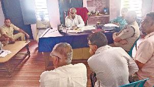 शिक्षक पर मानसिक उत्पीड़न व दबाव बनाने के आरोपों पर बिफरे ग्रामीण, की तालाबंदी