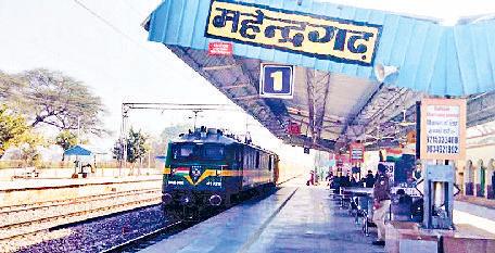 बस से महंगी रेल सेवा, रिहायत व फ्री कैटेगरी वालों से वसूल रहे किराया