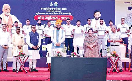 चेयरमैन विजय टूमना को मुख्यमंत्री नायब सिंह सैनी ने किया सम्मानित