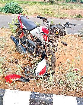 कैंटर ने बाइक को मारी टक्कर, उपचार के दौरान मौत