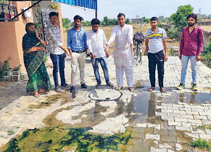 नांगल चौधरी : वार्ड 11 के पाइप में कचरा फंसने से सीवर ओवरफ्लो, दुर्गंध से परेशानी