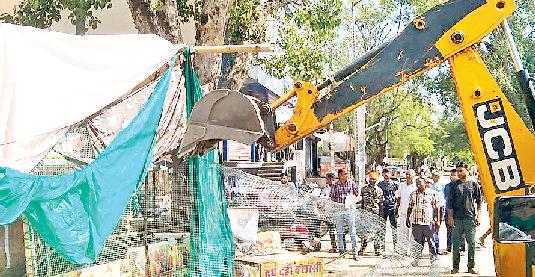 हाइप जिम के पास से चबूतरों पर चला नपा का पीला पंजा, हड़कंप