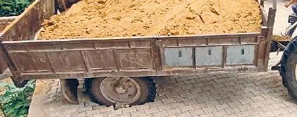 16 लाख लागत से बना 150 मीटर लंबा सड़क मार्ग 1 माह में बिखरा