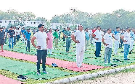 पुलिस लाइन में अधिकारियों व कर्मचारियों ने किया योगाभ्यास