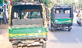 बस स्टैंड के सामने बीच सड़क पर खड़े हो रहे ऑटो, दिन में कई बार लगता जाम