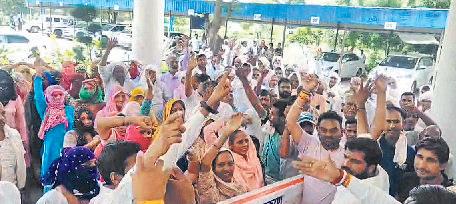 प्रदर्शन में भाग लेने के लिए कोरियावास के साथ-साथ करीब 50 ग्राम पंचायतों के सरपंच एवं गणमान्य लोग भी पहुंचे