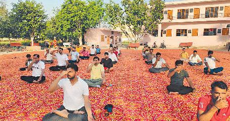 मानसिक-शारीरिक संतुलन के लिए करें योग