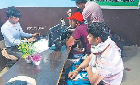 सीईटी आवेदन पोर्टल को 12 जून की रात क्लोज करने का शेड्यूल निर्धारित कॉमन सर्विस सेंटरों पर 850 युवाओं की रात 3 बजे तक लगी कतार