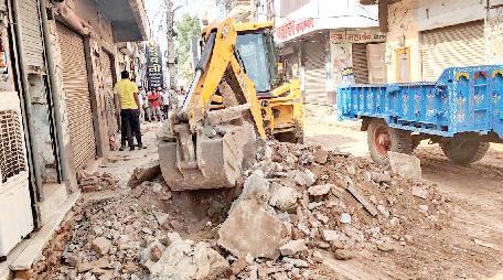 माता मसानी की ओर जाने वाले मार्ग पर चबूतरे पर चला पीला पंजा