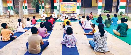 ग्रामीणों को कराया योगाभ्यास