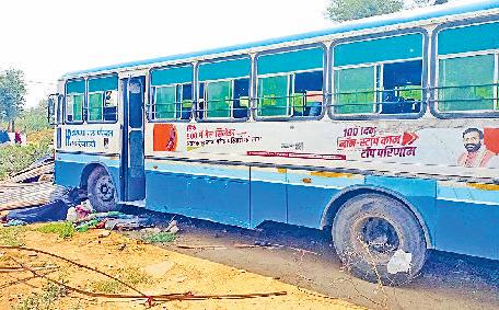 अनियंत्रित बस झुग्गियों में घुसी, युवक घायल, दो बकरी मरी