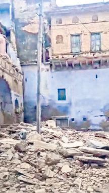 पुरानी हवेली भरभराकर गिरी, बड़ा हादसा टला, शहर में पुरानी हवेलियों की भरमार, प्रशासन नहीं दे रहा ध्यान