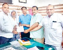 अटेली में लगे सफेदे के पुराने पेड़ों को हटवाने की लेकर थाना प्रभारी को ज्ञापन सौंपा