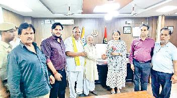 स्वर्ण व्यापारियों को राजस्थान पुलिस ले जा रही उठाकर, एसपी से रोकने की मांग