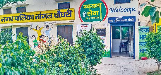 गाड़ियों के ठहराव को लेकर सांसद के नाम सौंपा ज्ञापन