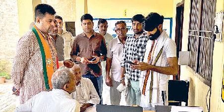 जिले में आयुष्मान भारत व वंदन योजना पंजीकरण शिविर लगाया