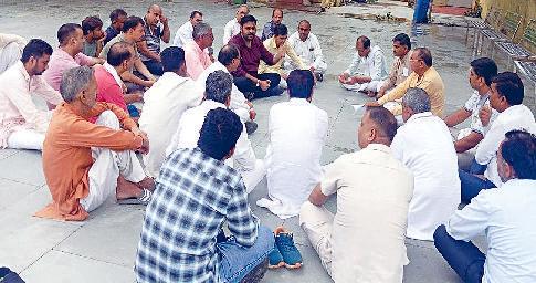 क्षेत्र के गणमान्य लोगों व सामाजिक संगठनों के प्रतिनिधियों की बैठक का आयोजन सतनाली स्टेशन पर एक्सप्रेस ट्रेनों के ठहराव की मांग, रेल सेवा समिति ने सौंपा ज्ञापन