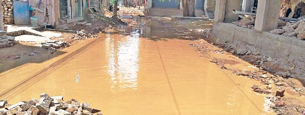 सड़क निर्माण के दौरान 11 जगह टूटी पेयजल लाइन, लोग परेशान, कई घरों में नहीं पहुंच रहा पानी