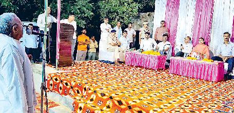 डीसी ने गांव भालखी में रात्रि ठहराव कार्यक्रम के तहत लोगों की समस्याएं सुनकर मौके पर किया समाधान, अफसरों को दिए निर्देश