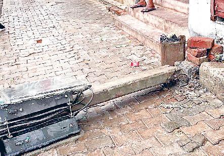 सरपंच के नोटिस पर भी नहीं जागा बिजली निगम, पोल गिरने से महिला की दर्दनाक मौत