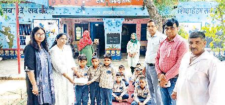 एडवोकेट बबली यादव और पति इंद्रजीत यादव ने मंत्री आरती राव के जन्मदिन पर पुनीत कार्य किया