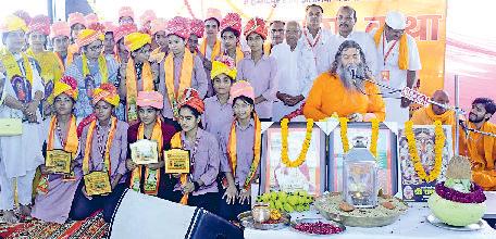 कथा में उत्कृष्ट प्रदर्शन करने वाली बेटियों को किया सम्मानित