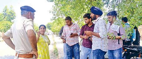 पपीहा पार्क में लोगों की आईडी जांची