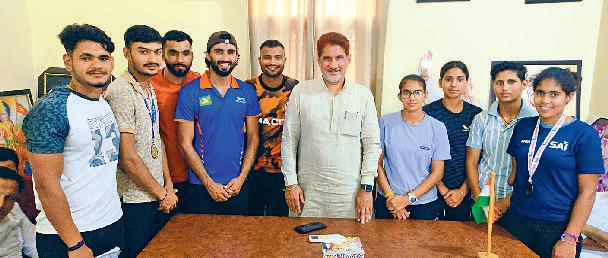 सांसद से मिले खिलाड़ी और कोच, रखी अपनी मांगें