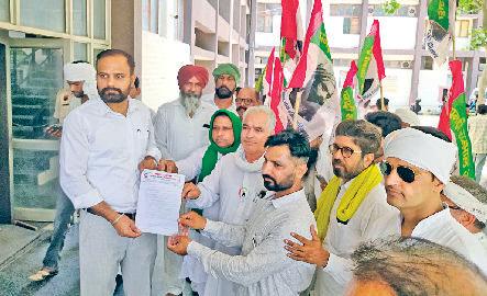 गबन करने वाले अधिकारियों पर कार्रवाई की मांग, सौंपा ज्ञापन