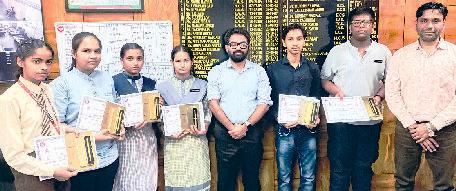 सरकारी स्कूलों के टॉपर विद्यार्थी सम्मानित