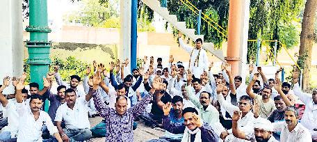 पीडब्ल्यूडी कर्मियों ने मांगों को लेकर कार्यालय पर दिया धरना