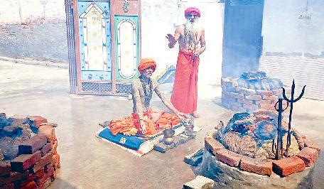 पंच धुणों के बीच तप कर रहे नाथ