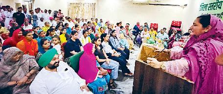 भाजपा के बेटी बचाओ-बेटी पढ़ाओ के नारे की पोल खोल रहे उसके ही नेता : सुनैना