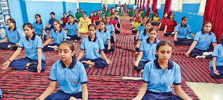 डीएवी पीपीएस फतेहाबाद की एनसीसी इकाई ने योग सत्र का किया आयोजन