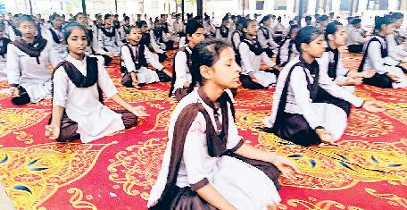 राजकीय संस्कृति विद्यालय में विद्यार्थियों को करवाया योगासनों का अभ्यास योग केवल व्यायाम नहीं, यह जीवन का पूर्ण दर्शन : मदनगोपाल आर्य