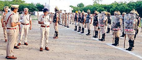 एसपी ने करवाई पुलिस कर्मियों की परेड