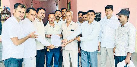 कर्मचारियों ने फायर अधिकारी को सौंपा ज्ञापन