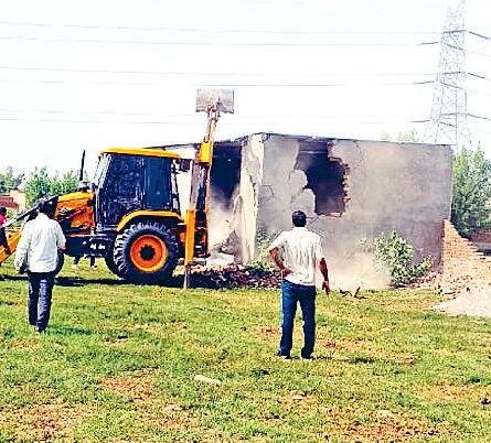 हांसपुर रोड पर जिला नगर योजनाकार विभाग की टीम की कार्रवाई अवैध रूप से बनी इंटरलॉक टाइल फैक्ट्री और बिस्कुट फैक्ट्री पर चला पीला पंजा