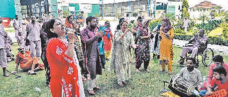 सतगुरु कृपा अपना घर आश्रम में गूंजी राधा नाम की धुन