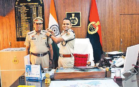 एवीटी स्टाफ निरीक्षक कृष्ण कुमार हुए पदोन्नत, एसपी को दी शुभकामनाएं