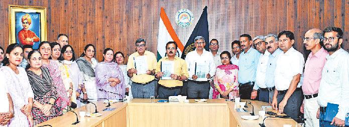 सीडीएलयू के कुलपति ने किया हैंडबुक ऑफ इनफार्मेशन का विमोचन