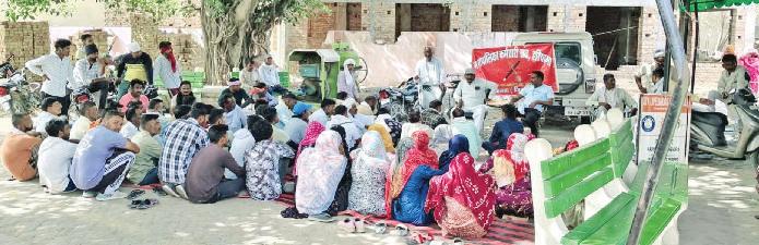 कच्चे कर्मचारियों को हाथों में झाडू लेकर किया रोष प्रदर्शन