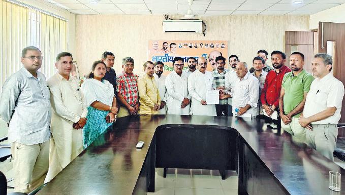 बाल भवन में सामान रखने के लिए नहीं है पर्याप्त जगह, कैसे पढ़ेंगे बच्चे