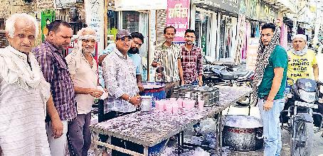 जमालपुर रोड के दुकानदारों ने लगाई ठंडी लस्सी की छबील