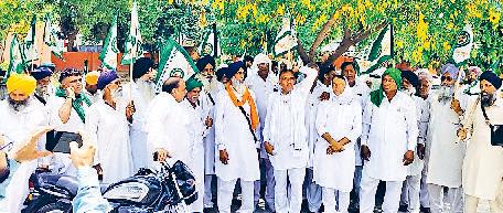 मांगों को लेकर किसानों ने किया प्रदर्शन