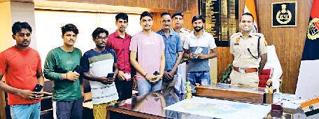 पुलिस ने गुम मोबाइल ढूंढकर लौटाए
