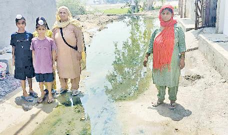 सीवरेज ओवरफ्लो से लोग परेशान