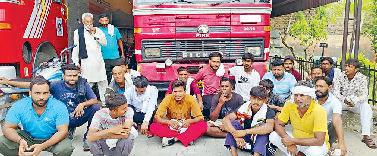वेतन न मिलने पर कर्मचारियों ने दिया धरना, आश्वासन के बाद माने